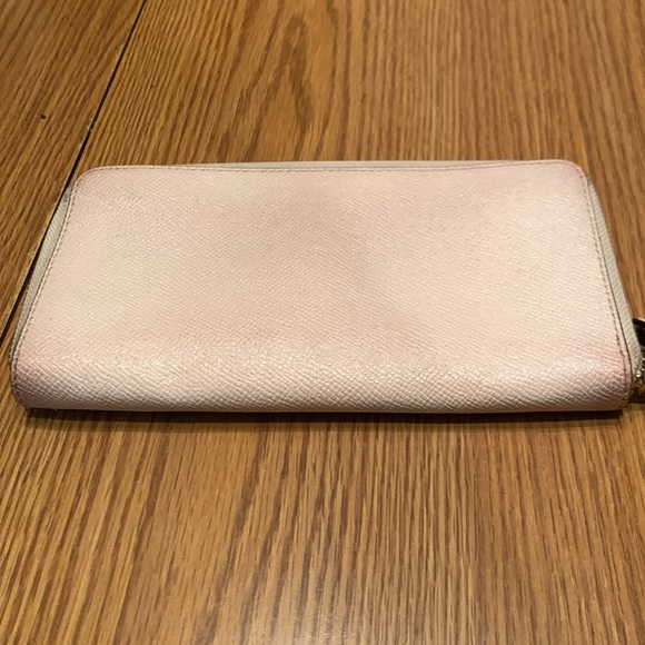 Coach wallet.  OFF WHITE.  Shows signs of wear.  USED. - Picture 2 of 5